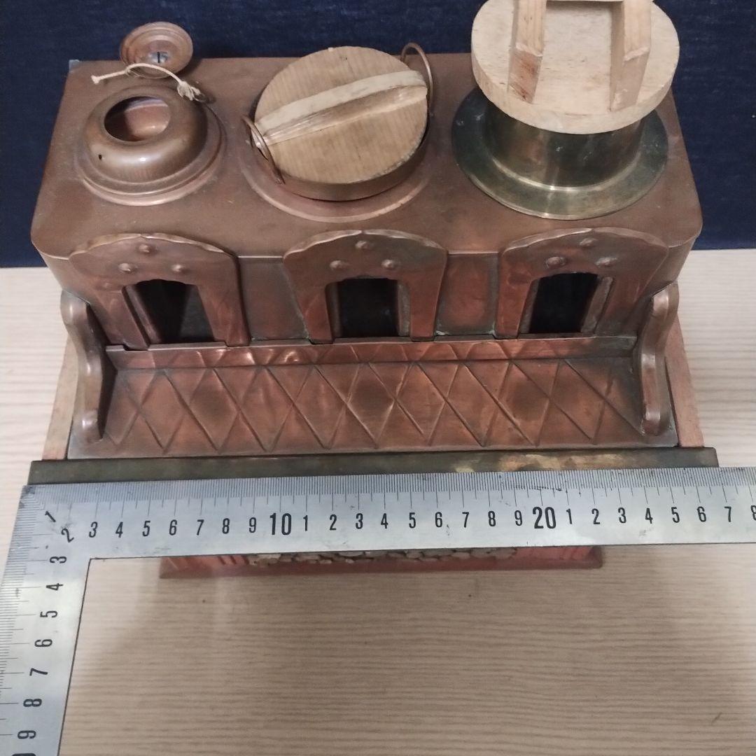 伝統的な雛人形飾り 銅と木製