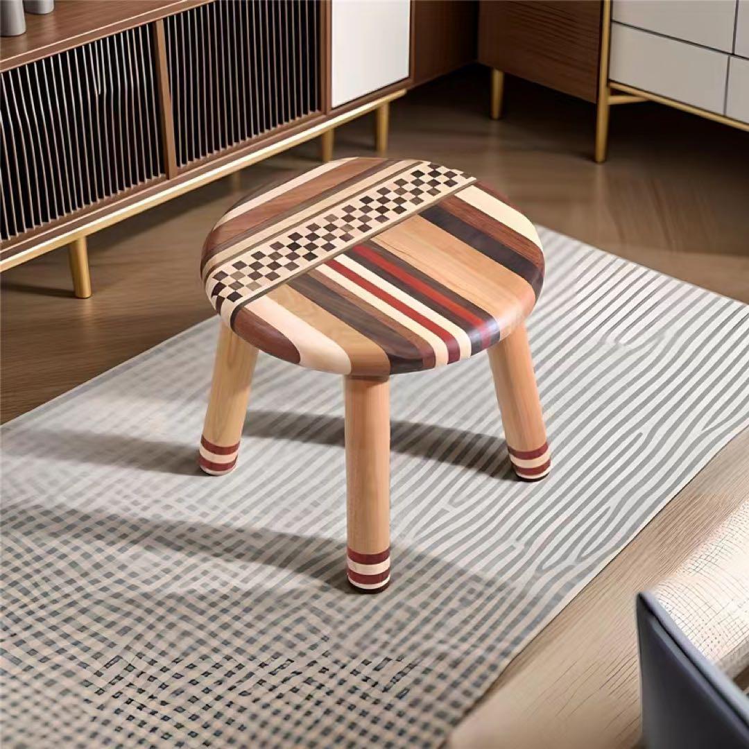 全体原木配色の丸い椅子です