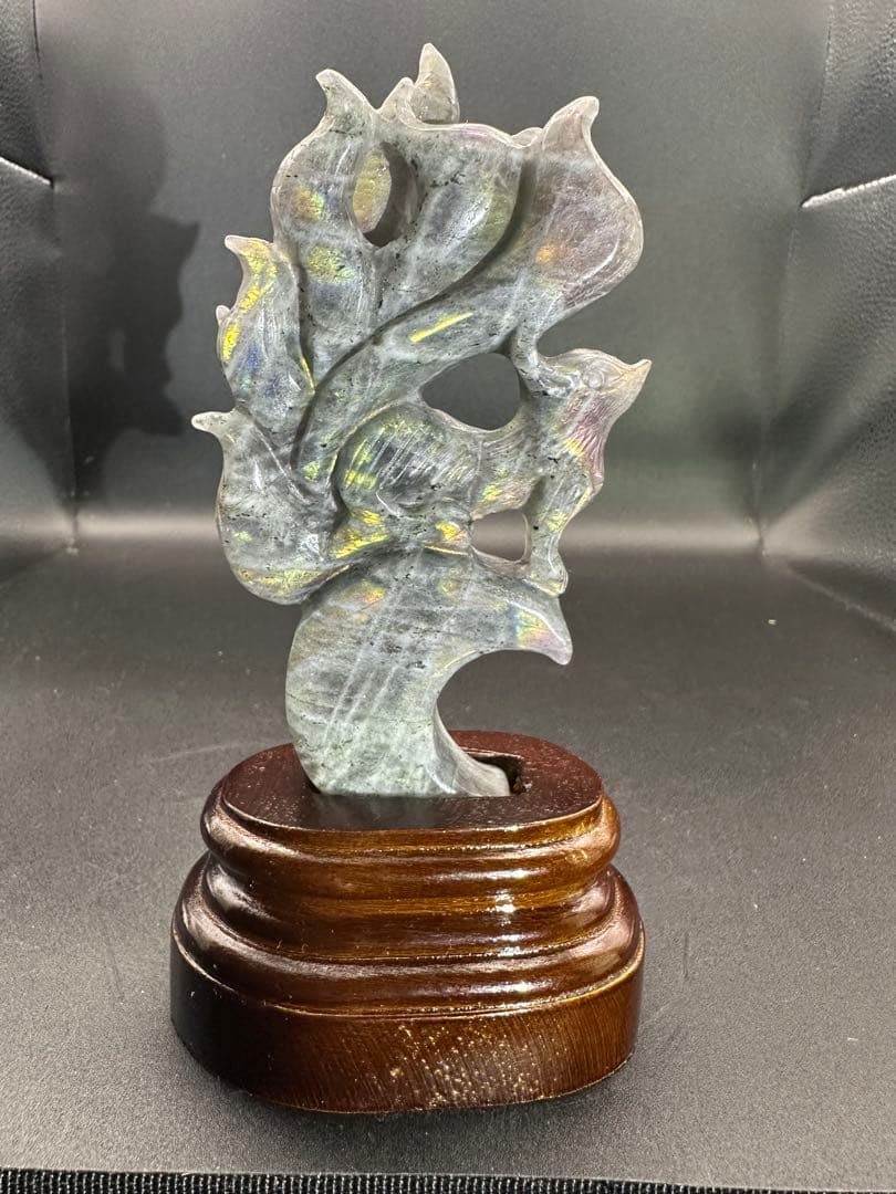 ラブラドライト九尾彫刻　台座つき