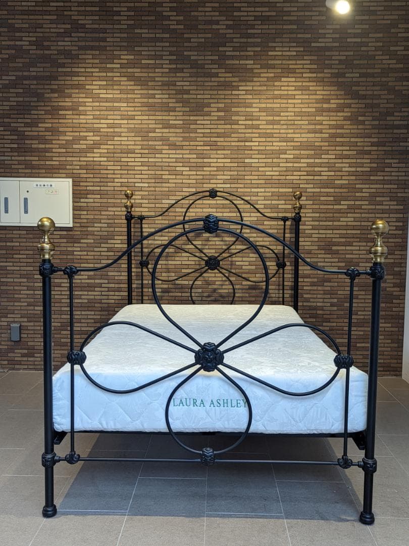 希少★LAURA ASHLEY　セミダブルベッド
