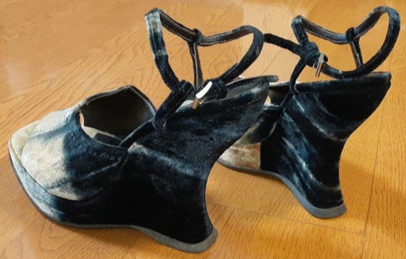 【プラダ】スウェードのオープントゥ ウェッジソール ストラップ付き パンプス