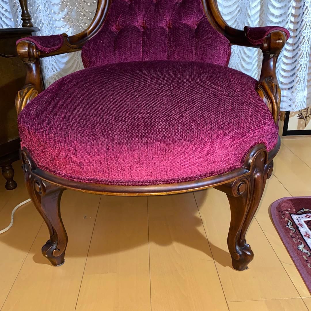 イタリア製ロココアンティークワインレッドのクラシック椅子　濃いピンクに近いソファ