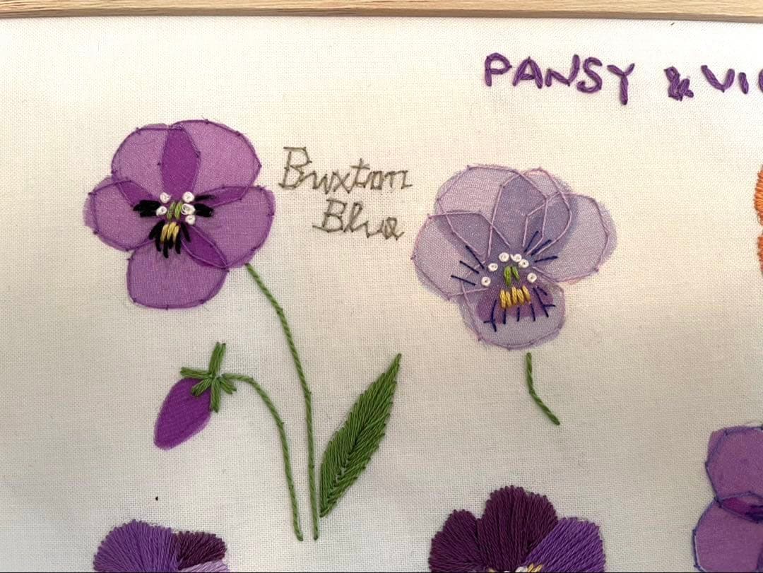 青木和子　刺繍　完成品　「パンジーとビオラ」