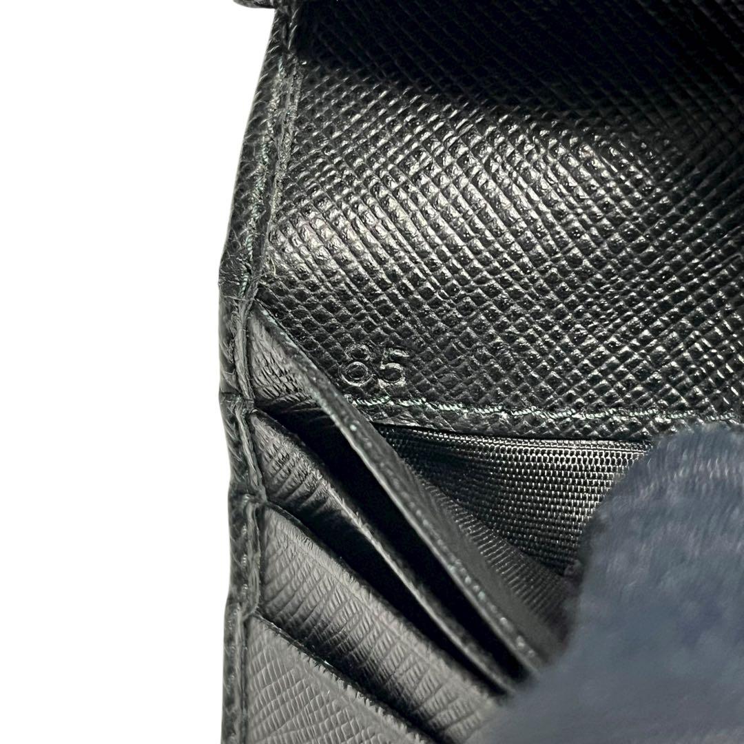 希少✨プラダ 二つ折り財布 シャイン サフィアーノレザー ロゴ金具 ブラック