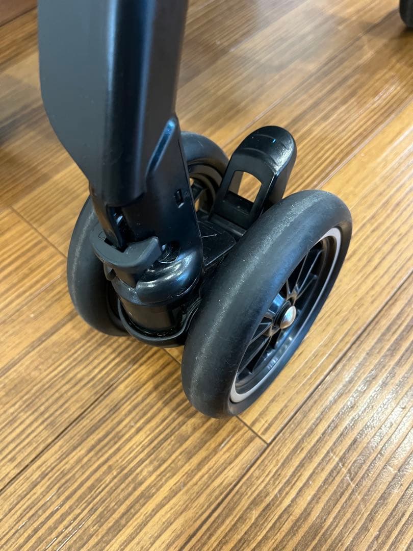 Combiメチャカルハンディオート4キャスplusエッグショックHFネイビー