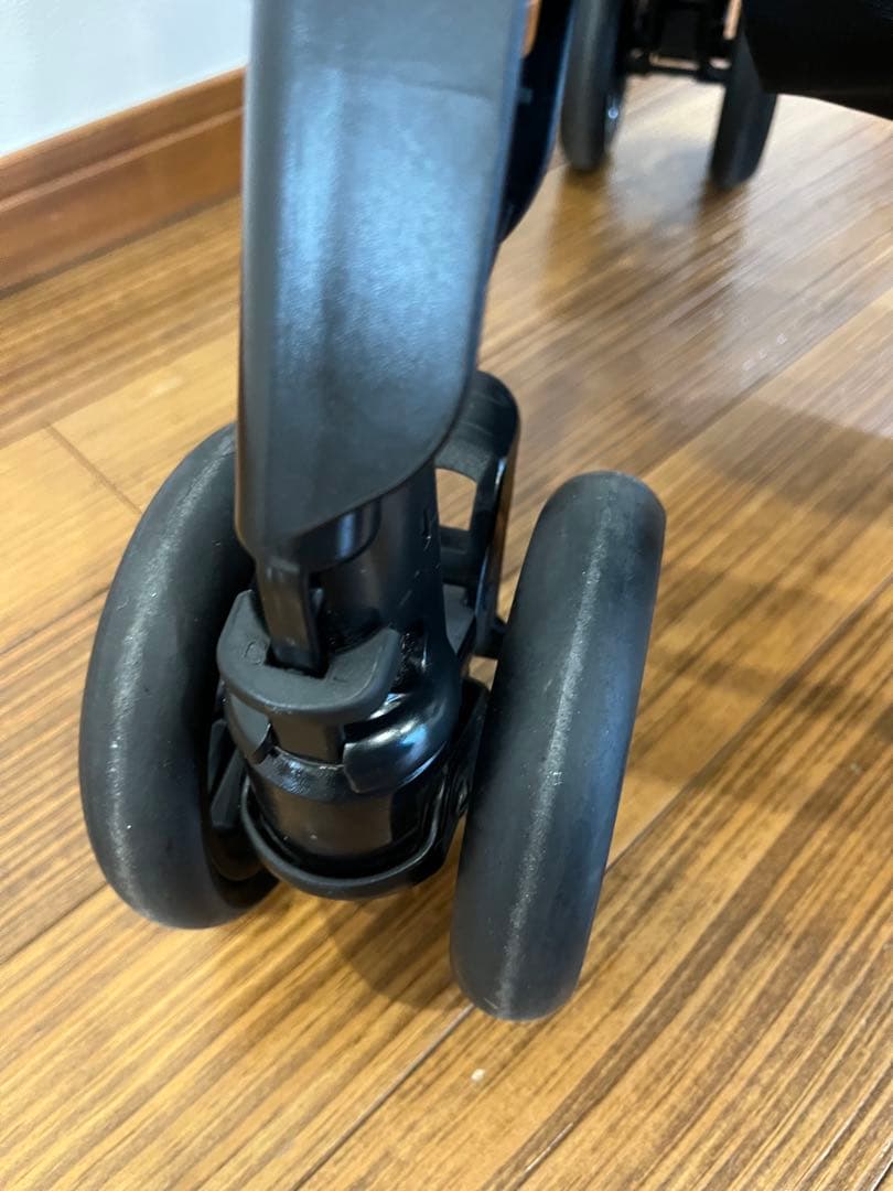 Combiメチャカルハンディオート4キャスplusエッグショックHFネイビー