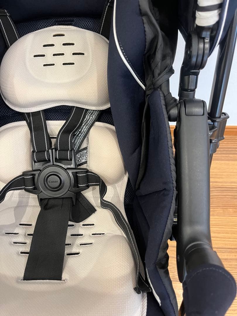 Combiメチャカルハンディオート4キャスplusエッグショックHFネイビー