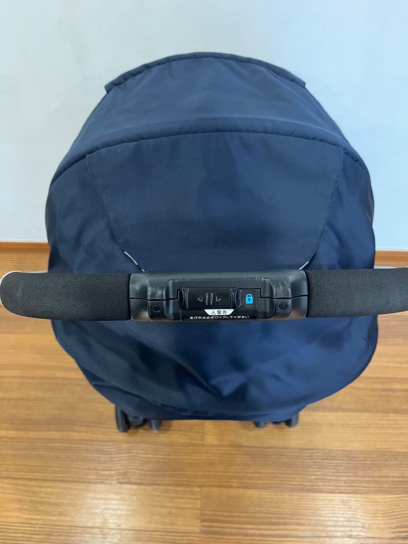 Combiメチャカルハンディオート4キャスplusエッグショックHFネイビー