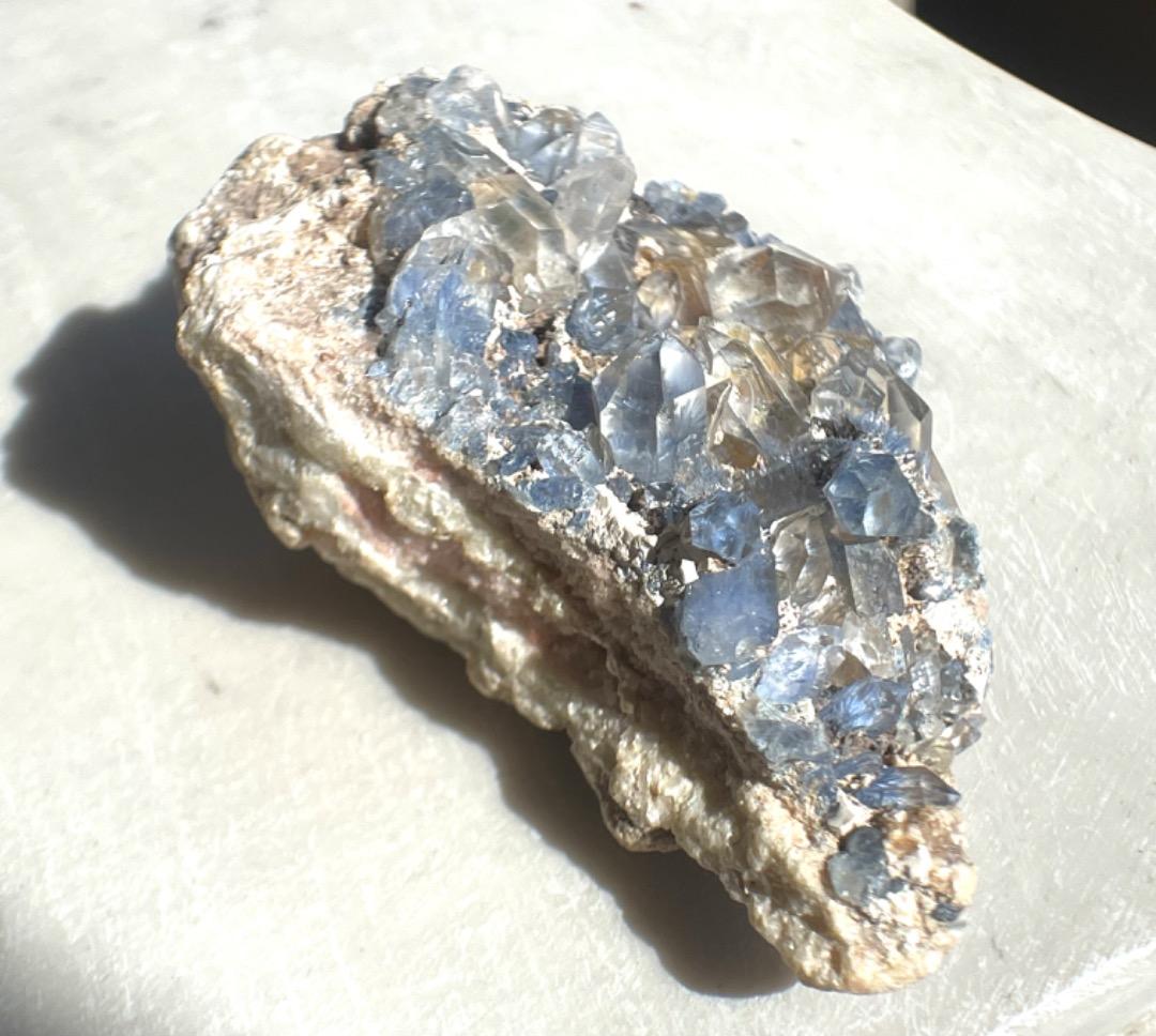 デュモルチライトインクォーツ　クラスター