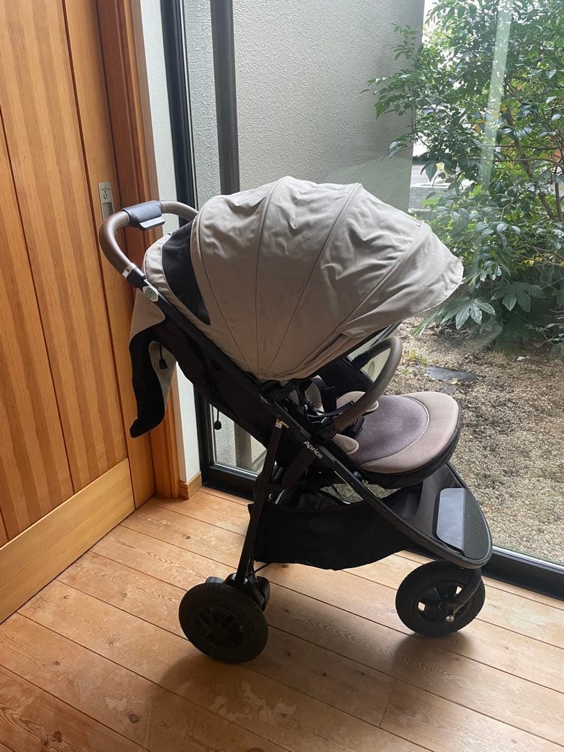 アップリカ　スムーヴ　プレシャス　ベージュ　3輪　ベビーカー