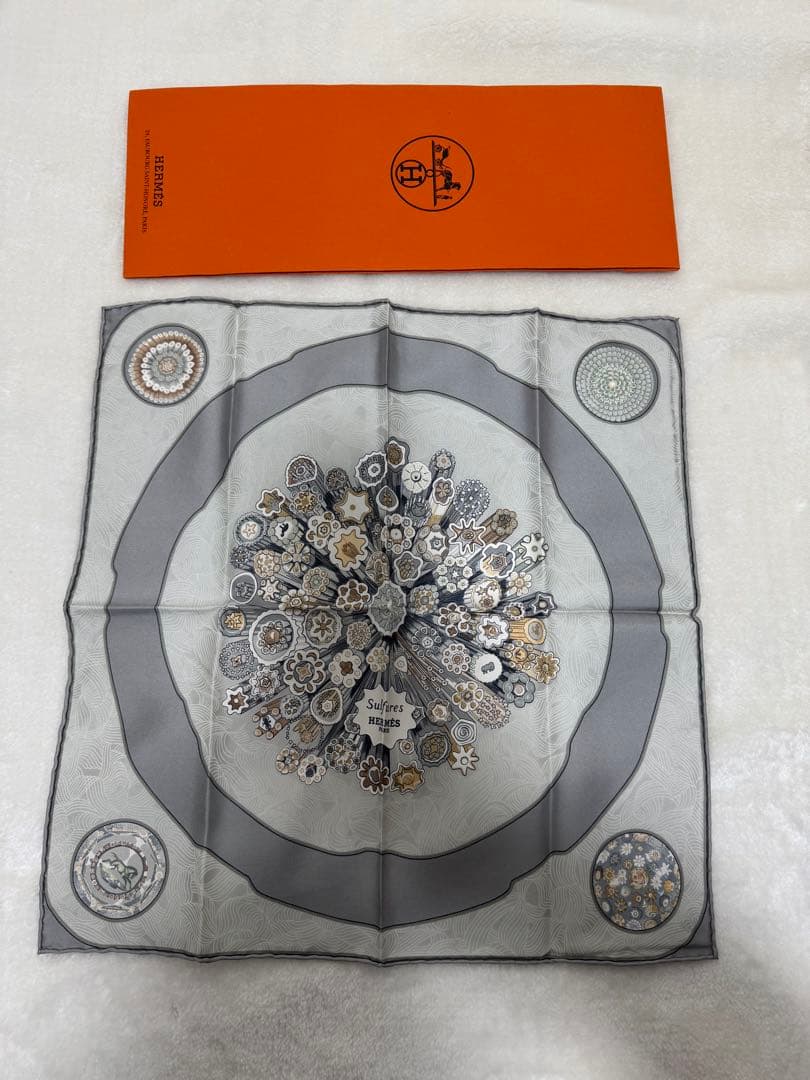 HERMÈS Sulfur's シルクスカーフ グレー系 カレ45