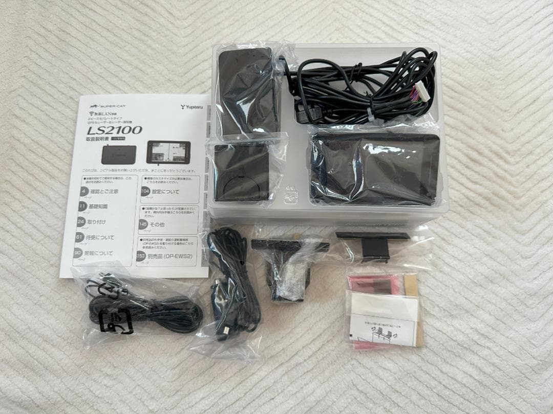 LS2100 レーダー探知機本体と付属品