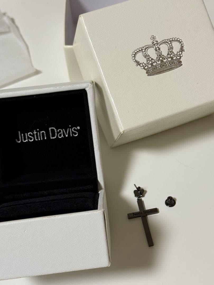 Justin Davis クロス型ピアス