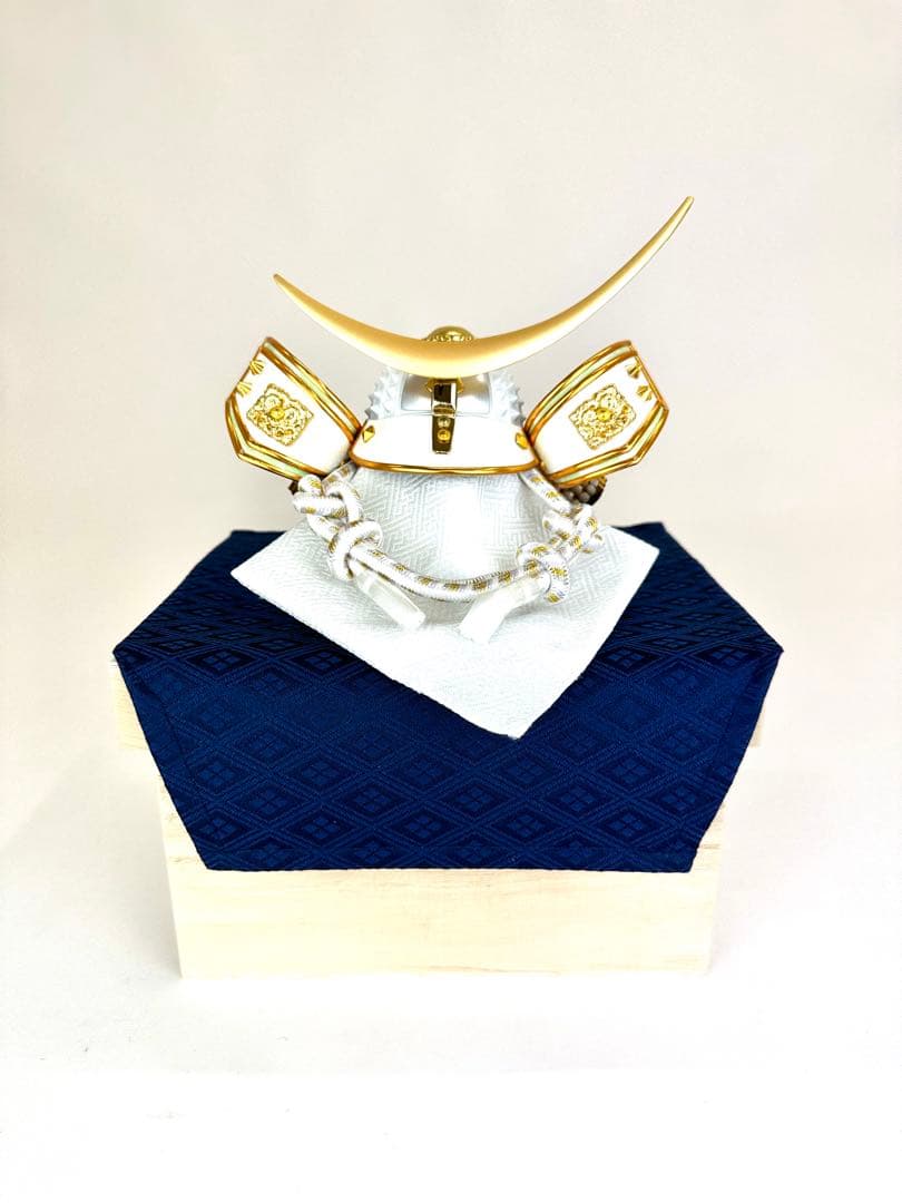 【五月人形 】端午の節句　新品　白兜 ゴールド伊達　収納飾り　おしゃれ