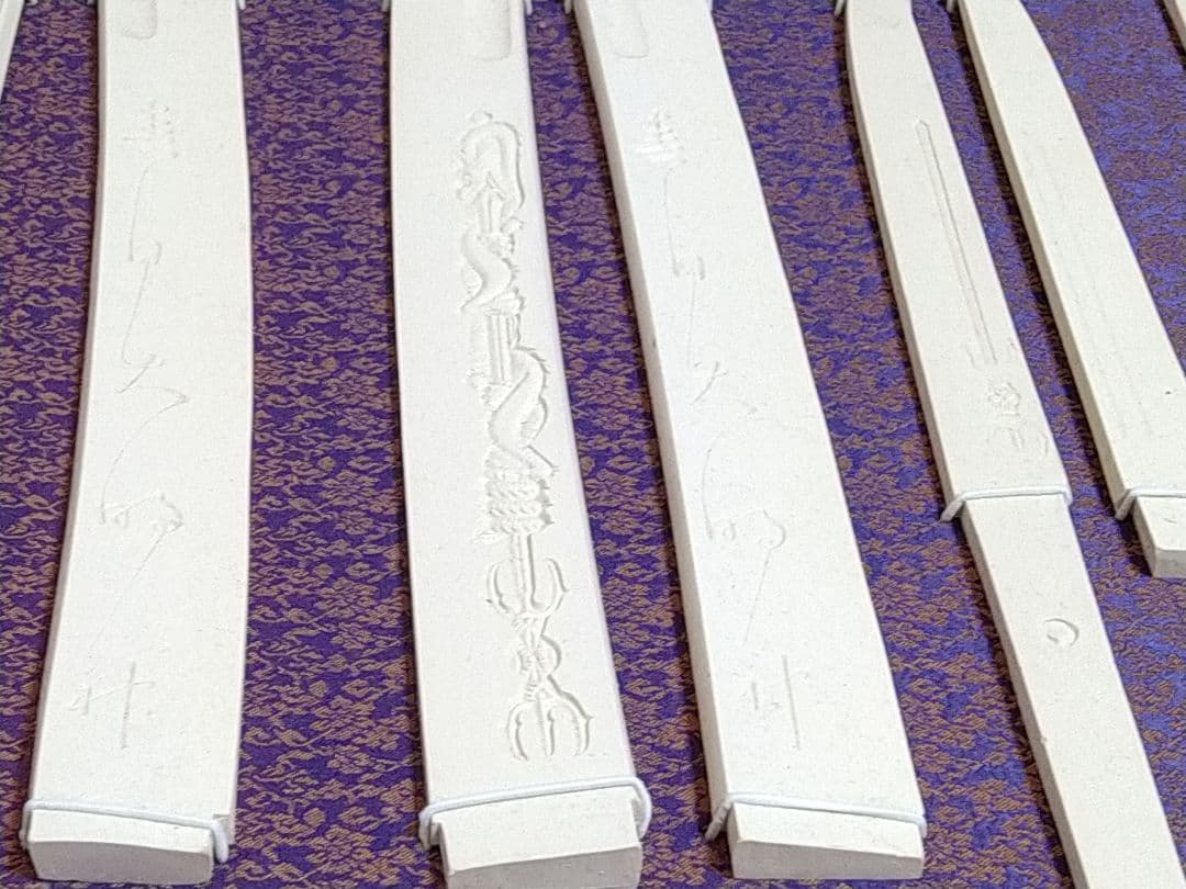 珍品!!　珍しい刀剣型彫り　　刀剣彫り物　型取り　石膏　美術品