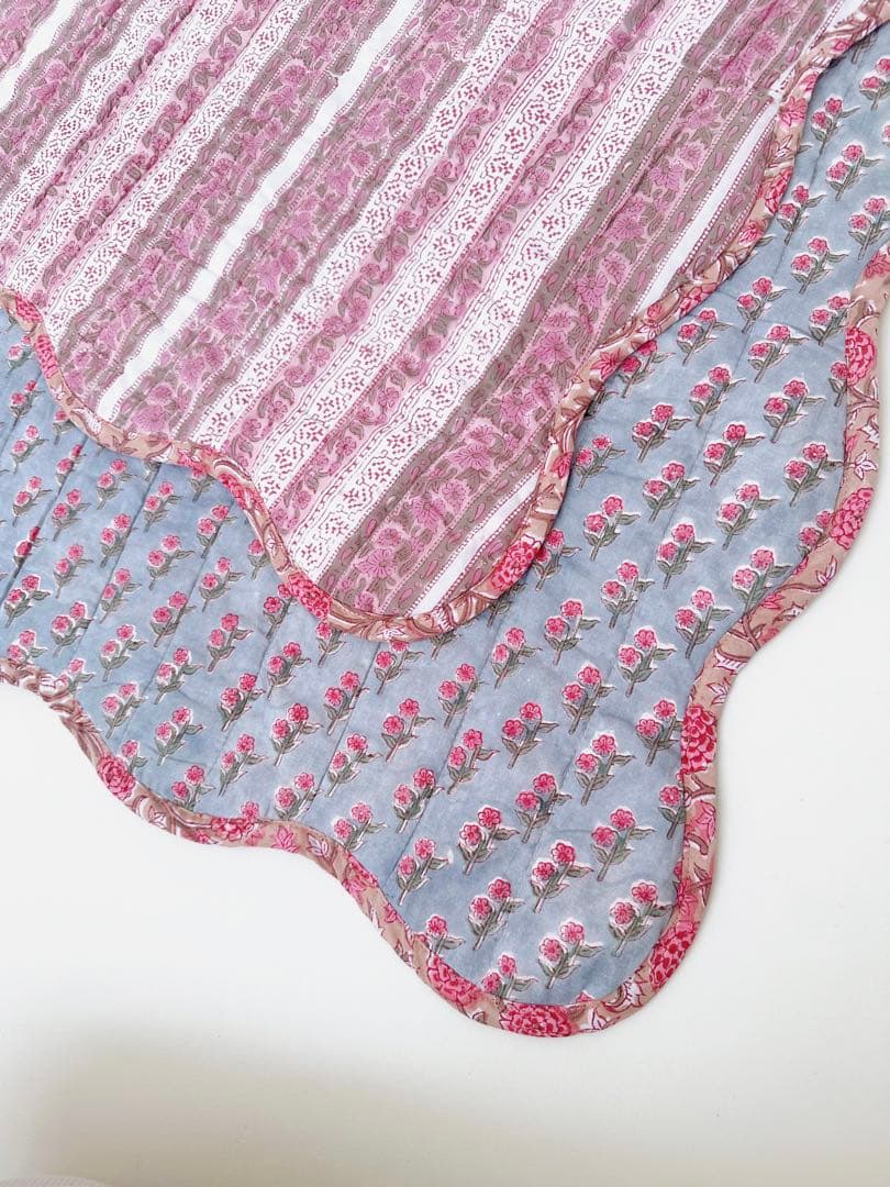 ブロックプリント　うねうねキルトブランケット　グレー×ピンク