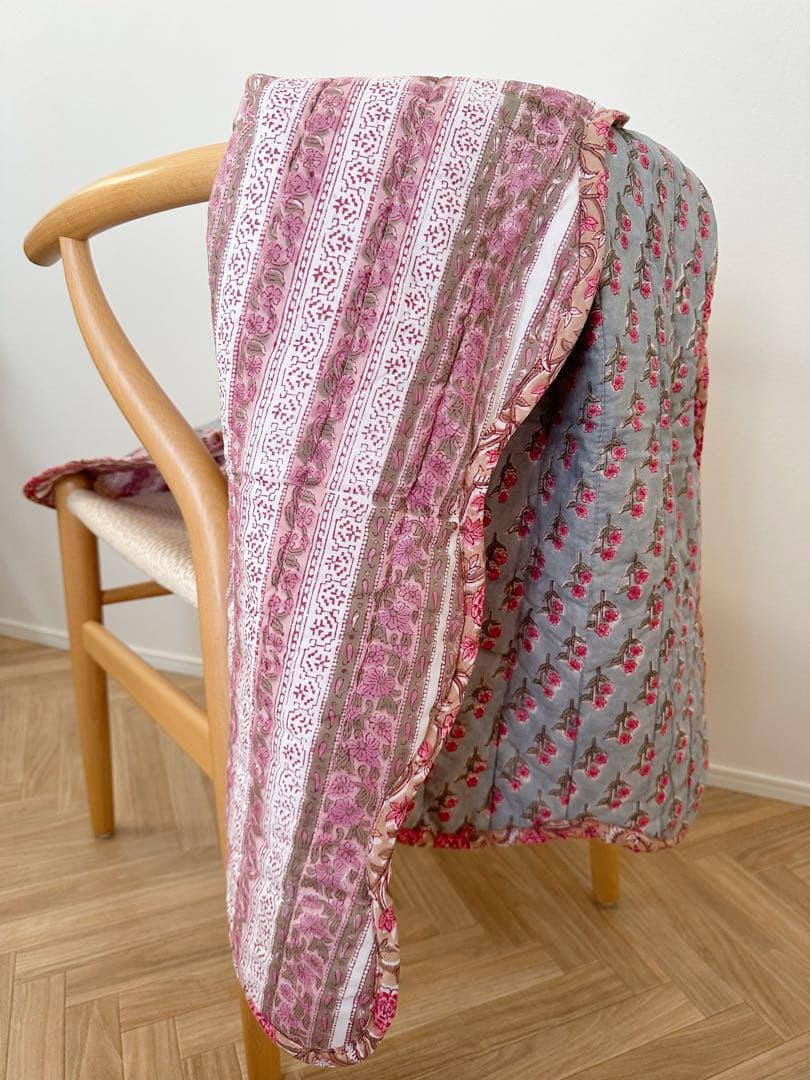 ブロックプリント　うねうねキルトブランケット　グレー×ピンク