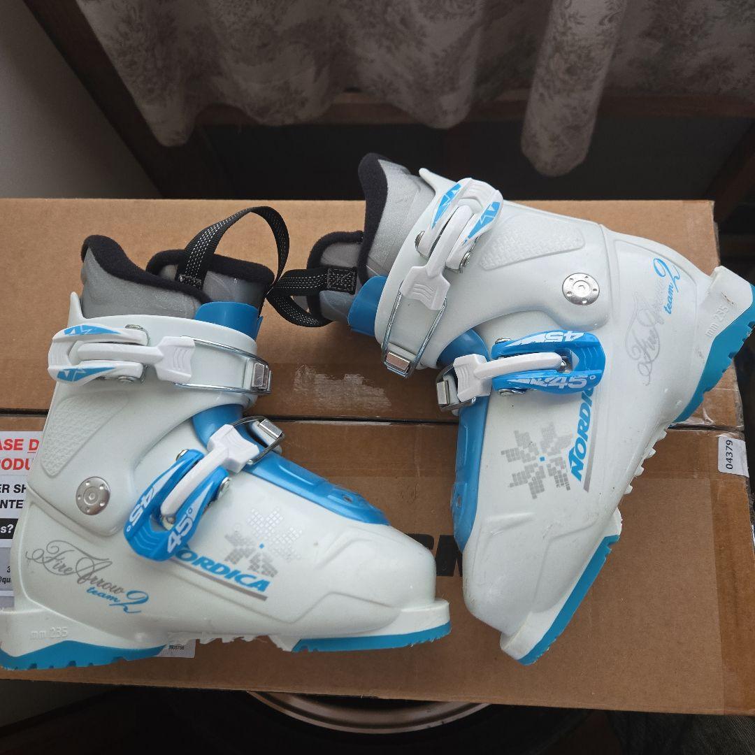 ジュニアスキーブーツ