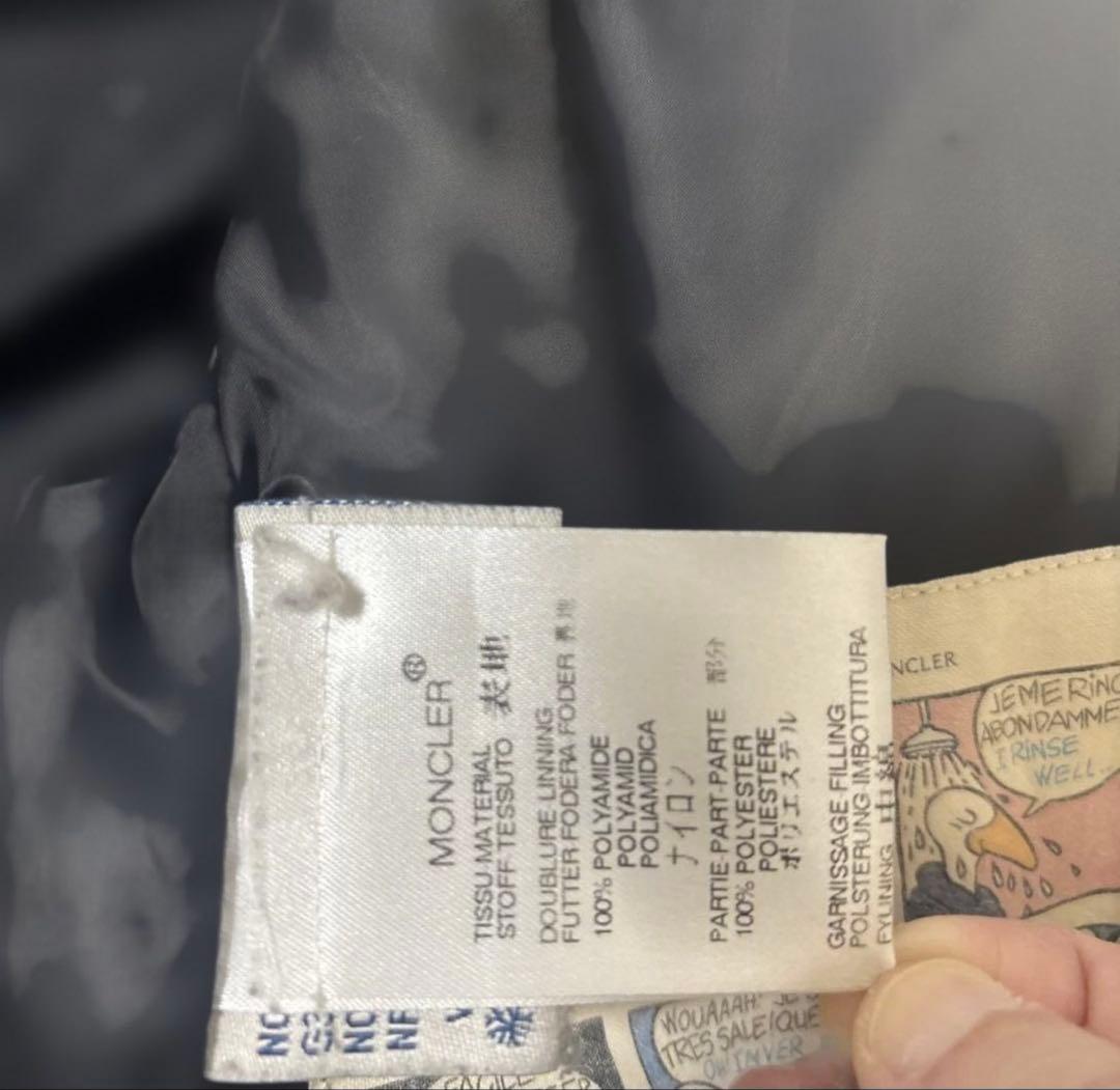 オリーブ色 ダウンジャケット エンブレム付き