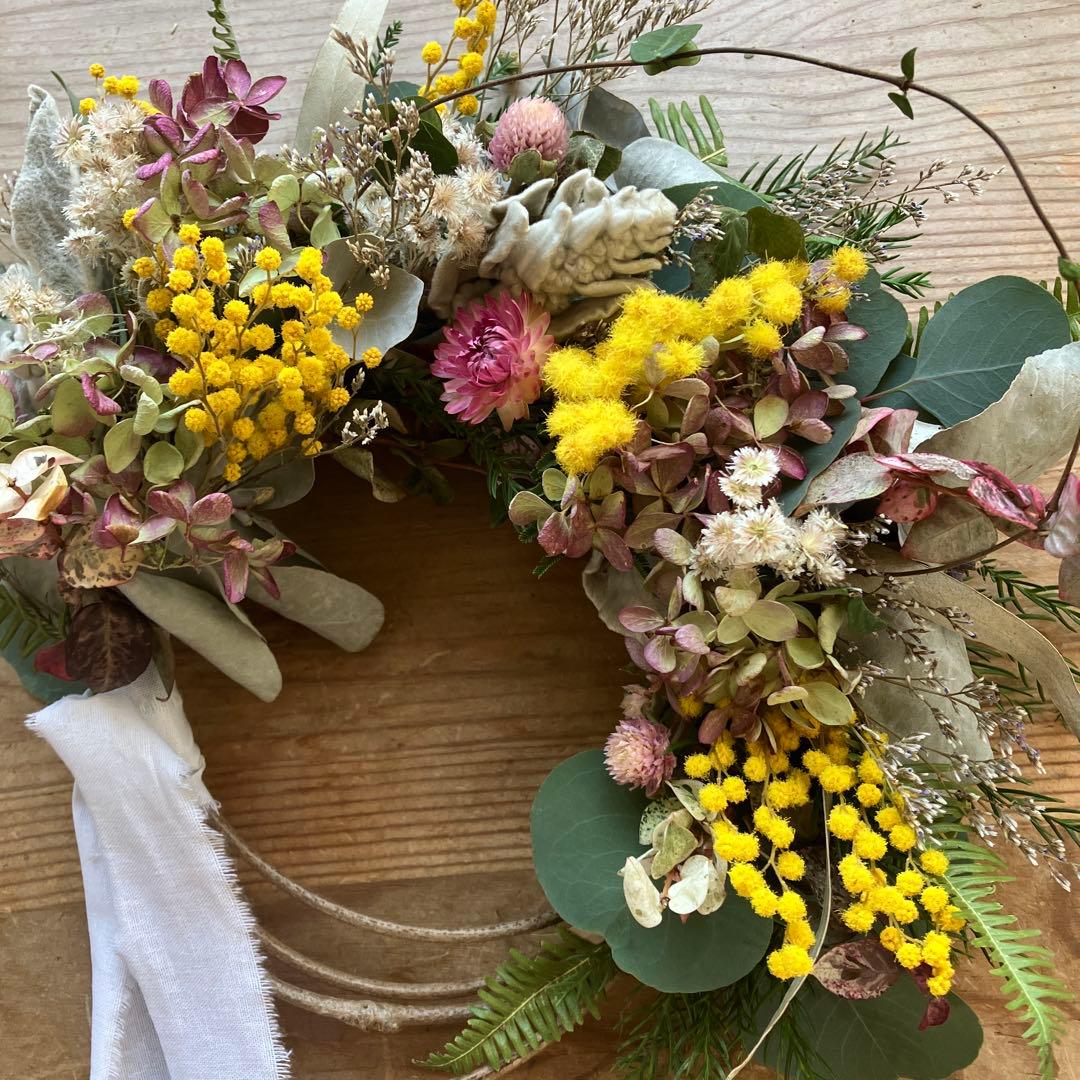 ミランドール産ミモザと水無月紫陽花のハーフリース　ラムズイヤー　貝細工　春待ち