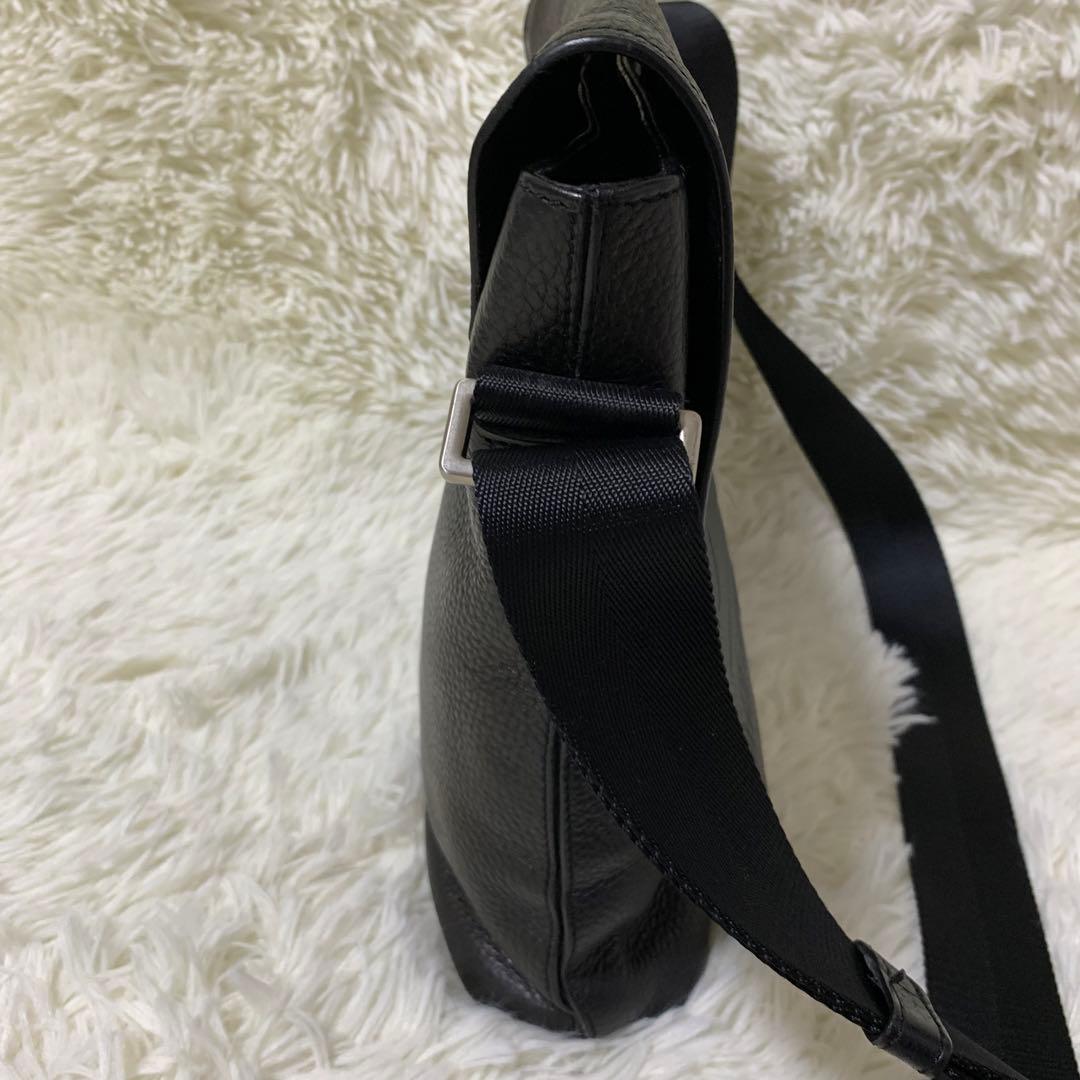 【美品】エンポリオアルマーニ メッセンジャーバッグ　ロゴ　型押し　レザー　黒