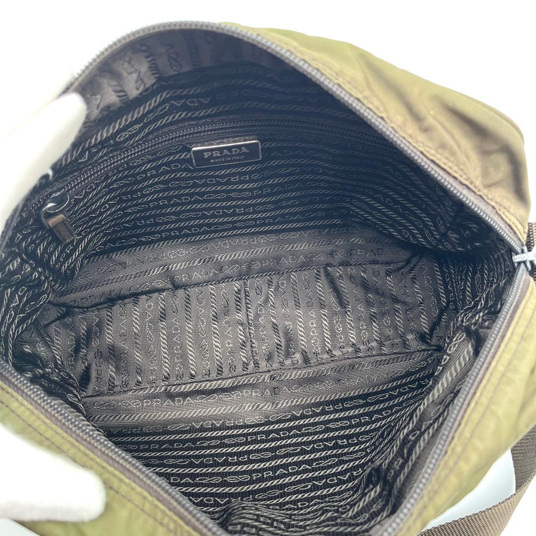 プラダ ショルダーバッグ カメラバック テスートナイロン 三角プレート カーキ