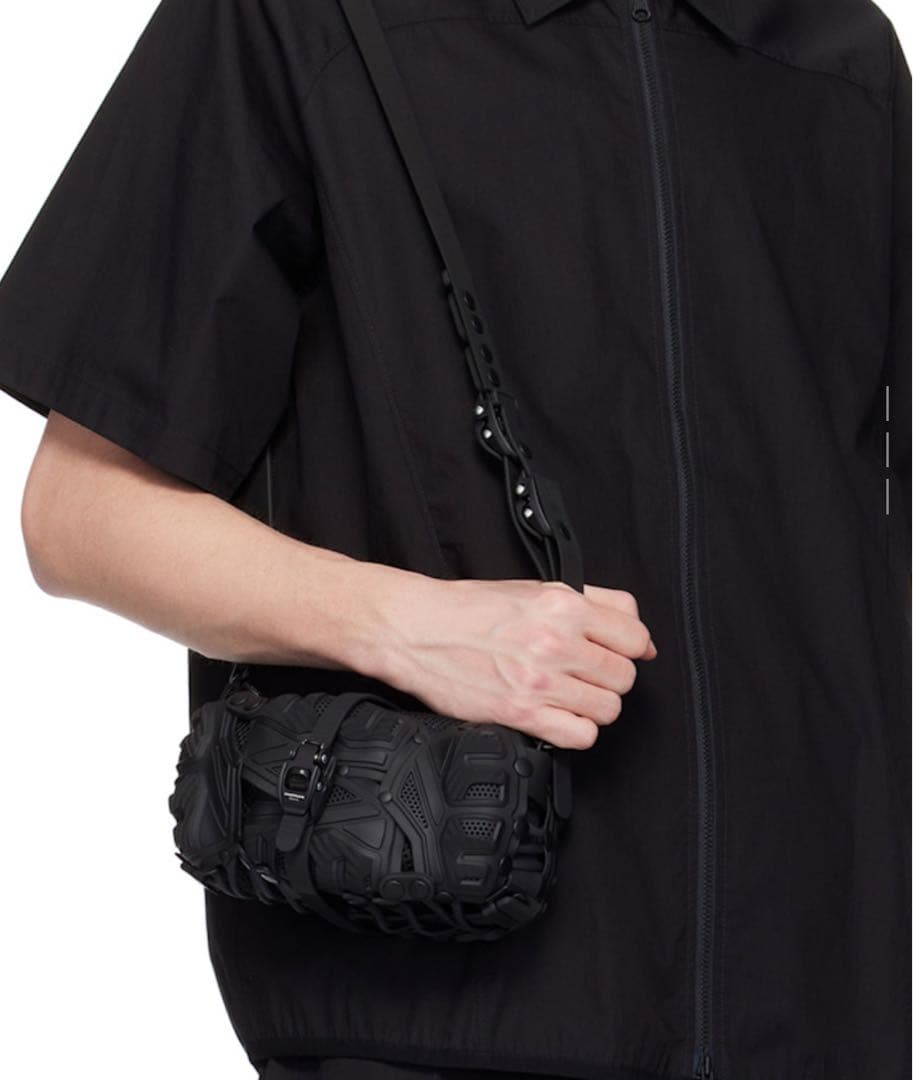 INNERRAUM ブラック Object 167 クロスボディバッグ