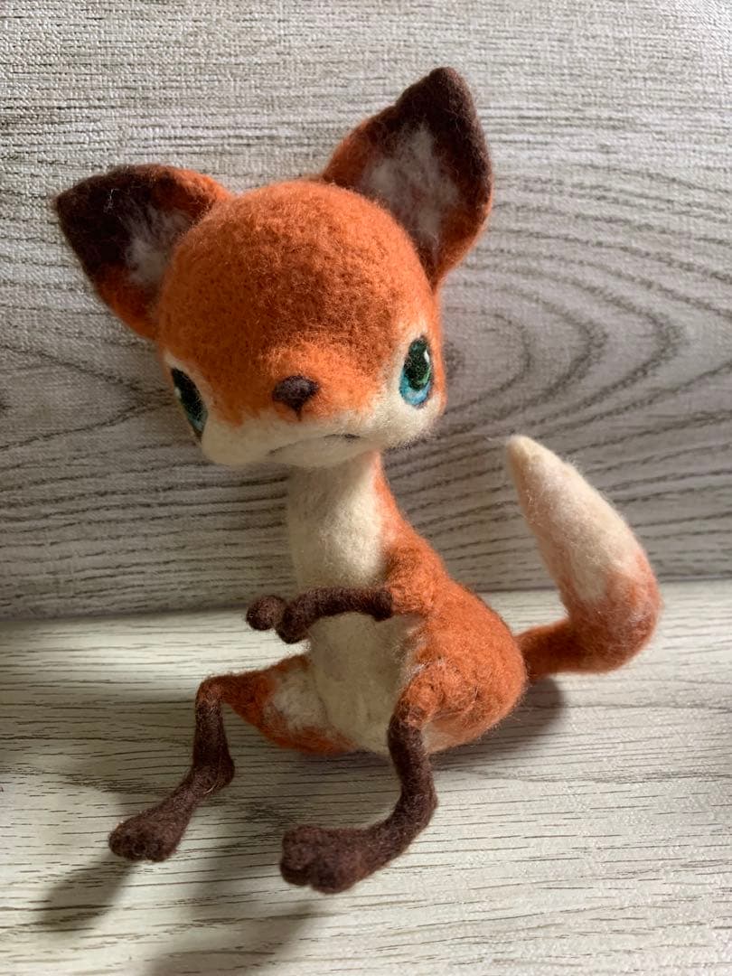 羊毛フェルト　キタキツネとオンコ(イチイ)の椅子　作家さんの作品