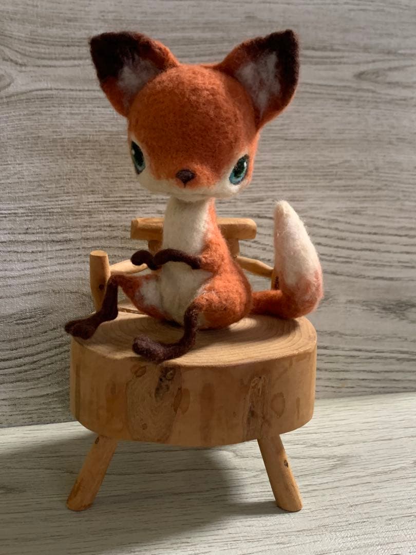羊毛フェルト　キタキツネとオンコ(イチイ)の椅子　作家さんの作品