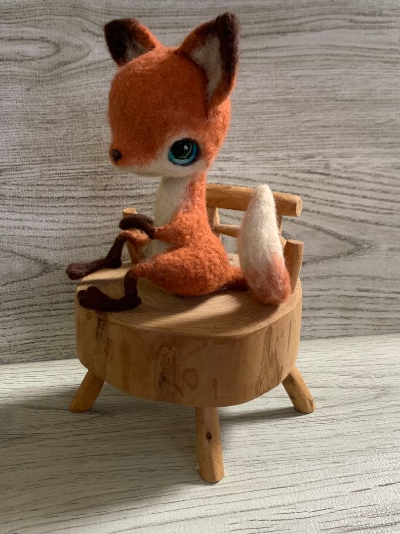 羊毛フェルト　キタキツネとオンコ(イチイ)の椅子　作家さんの作品