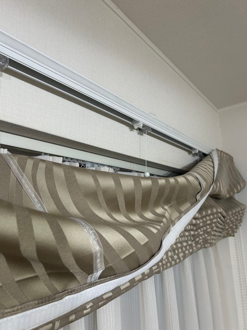 リリカラ波模様 カーキ　サテンカーテン ローマンシェードドラム式