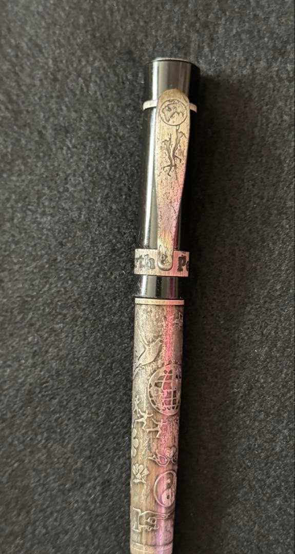 Peace Pen- X Pen クラシックなエンボス加工のブリキ仕上げ