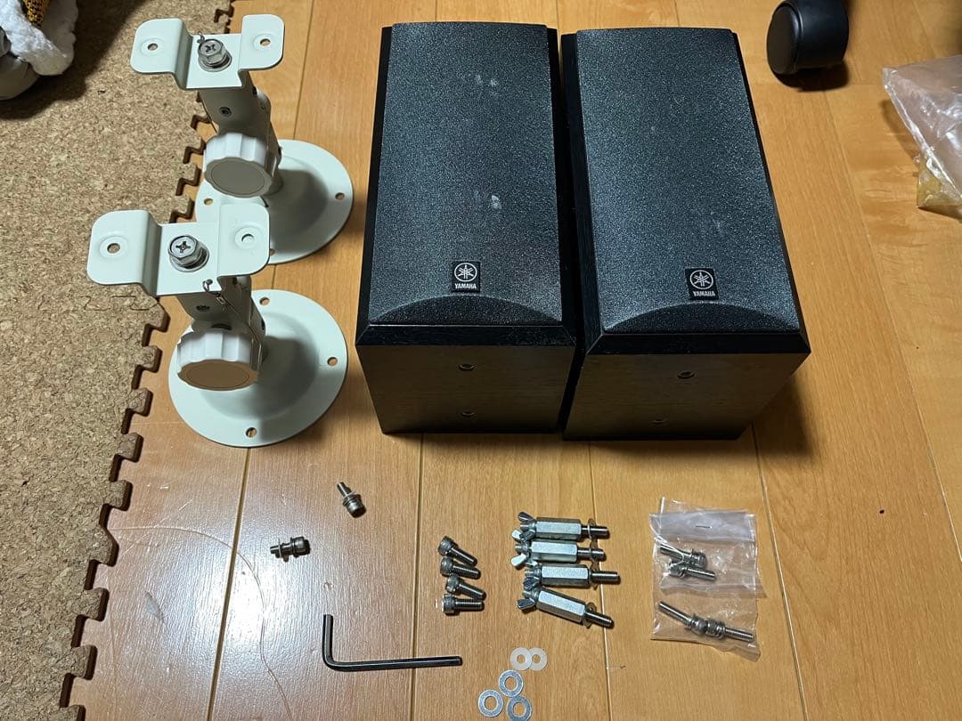 ヤマハ　NS-B210と、オンキョーの天吊セット