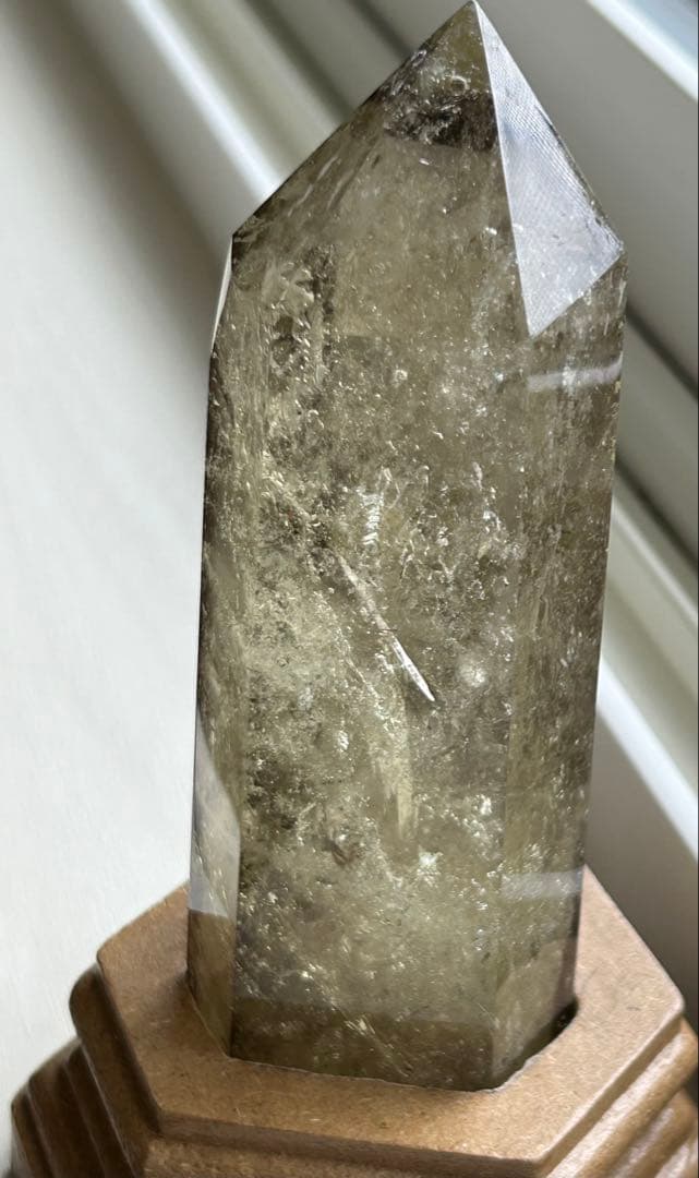 光を内包する景色 レインボー入り スモーキークォーツ オベリスク（一点もの）