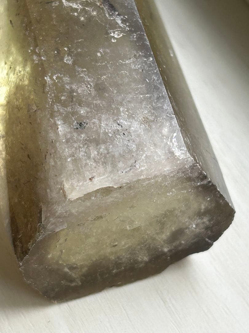 光を内包する景色 レインボー入り スモーキークォーツ オベリスク（一点もの）