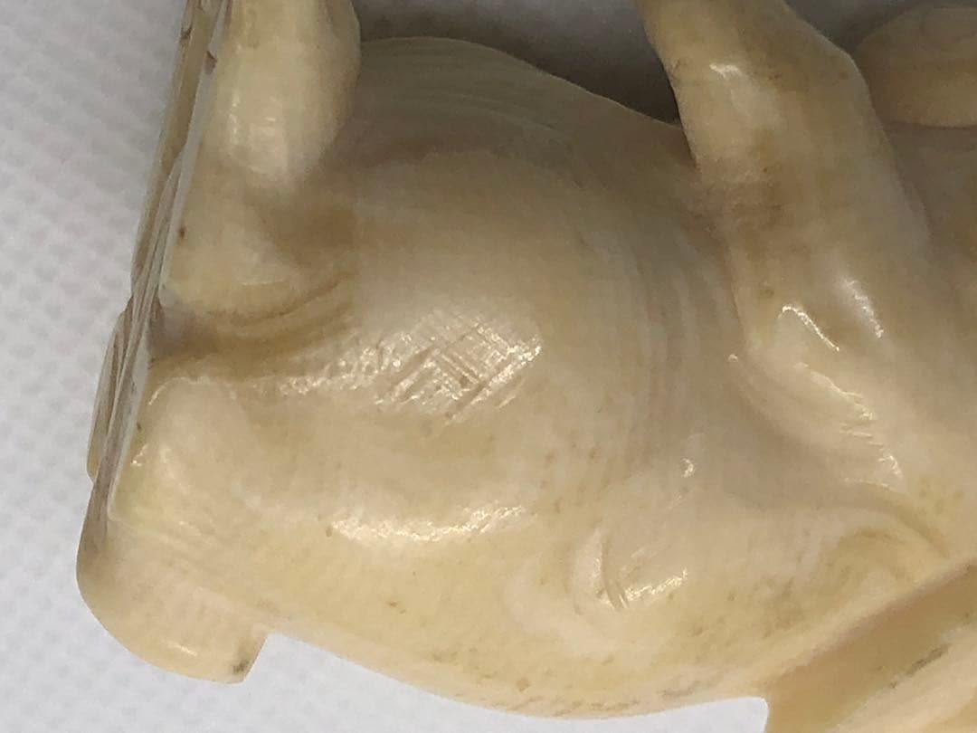 根付　兔　時代物　マンモス牙　提げ物　彫刻 サイズ：48.2cm 重さ：40g