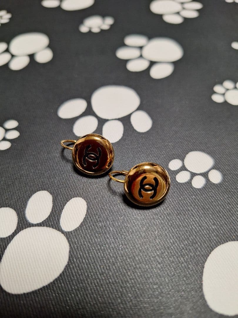 シャネルゴールド ロゴ入り 丸型ピアス