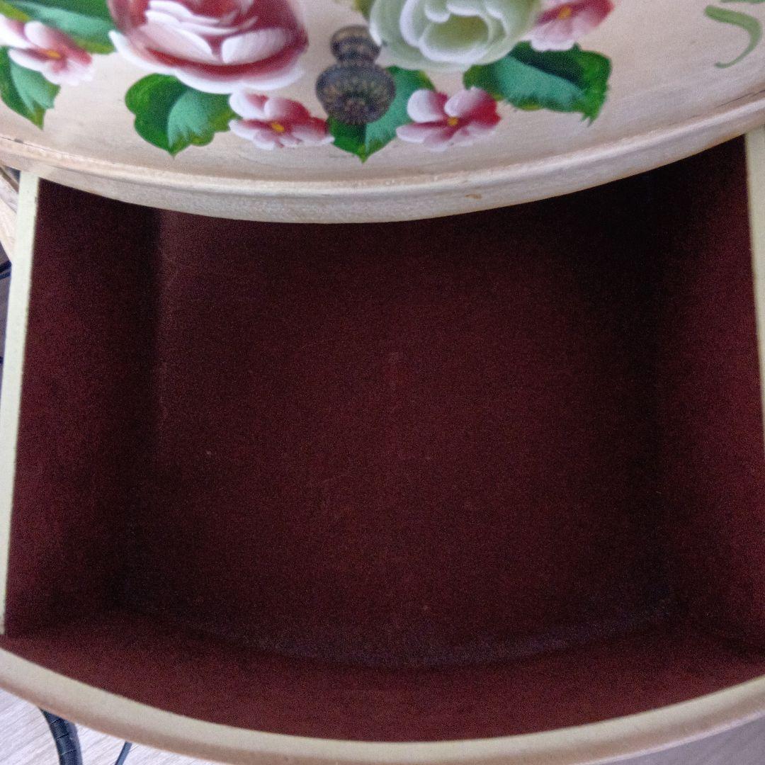 花柄デザインのクリーム色チェスト／キャビネット