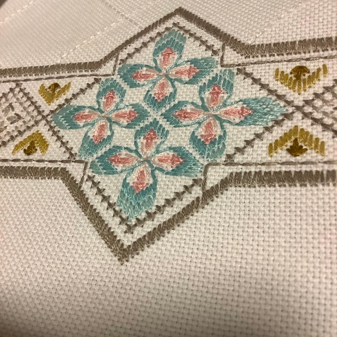手刺繍　ハンドメイド　テーブルクロス