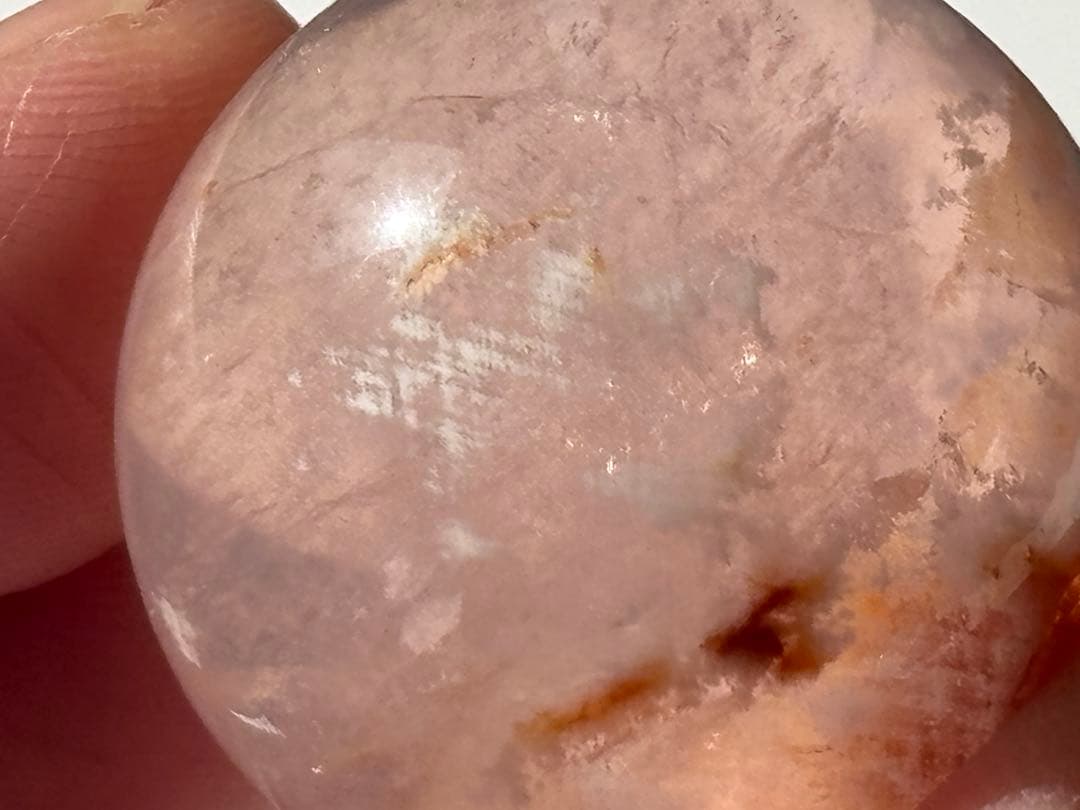 セリサイトインローズクォーツ　スフィア　丸玉　天然石　虹入り　アステリズム効果