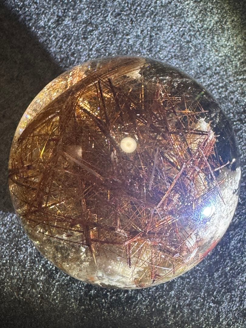 金運アップ！虹入りレッドルチルクォーツ　ホワイトガーデン共生入り透明球体置物