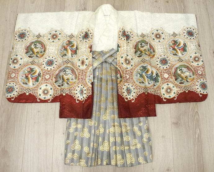 七五三 ◇白色系　刺繍入り　鷹◇5歳男の子着物・羽織・袴セット6048【中古】