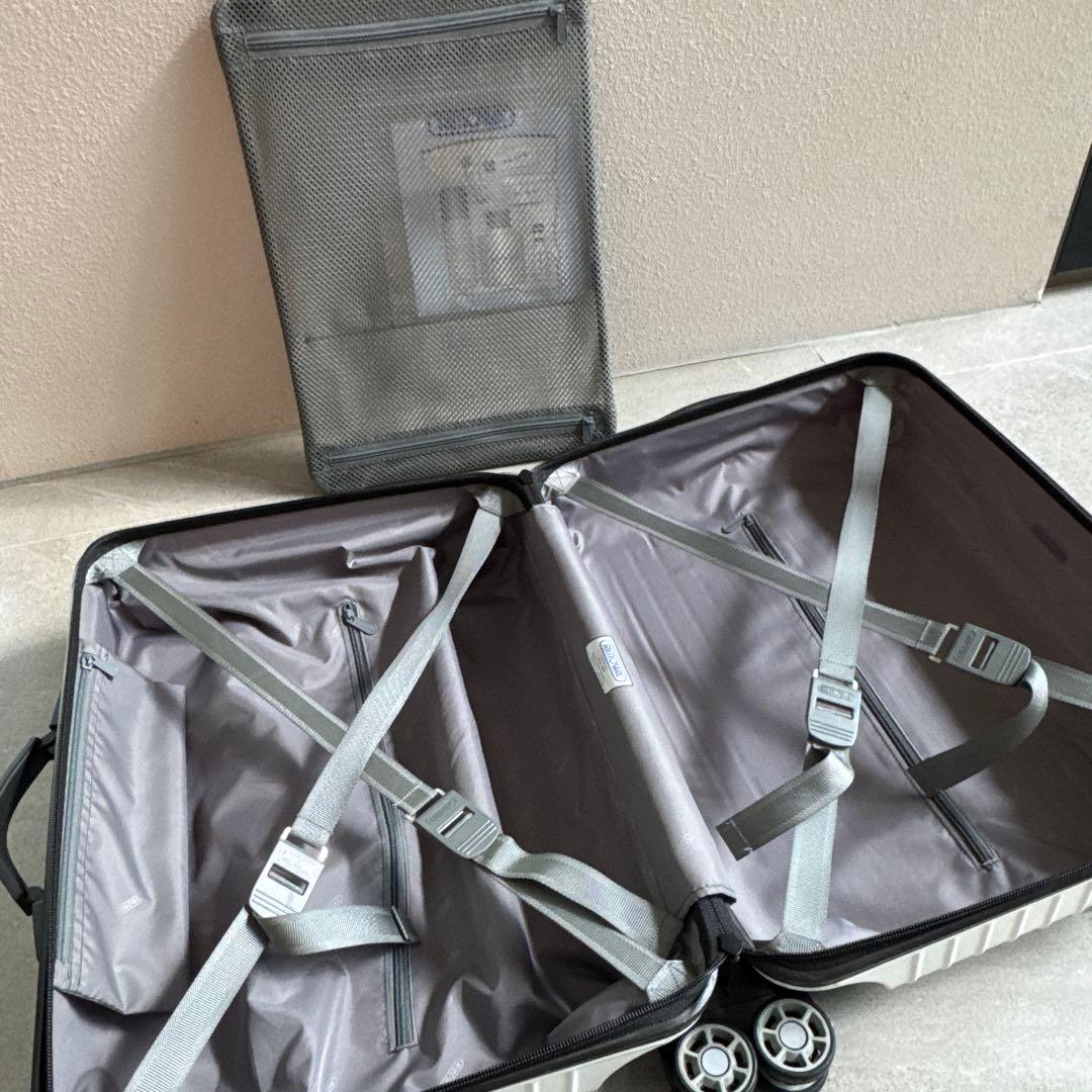 リモワ　機内持ち込みサイズ　スーツケース　ホワイト　ブラック