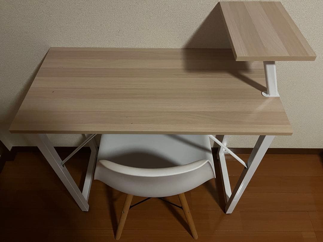 木製デスクとホワイト椅子のセット