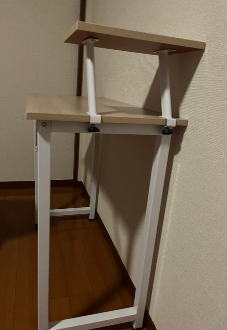 木製デスクとホワイト椅子のセット