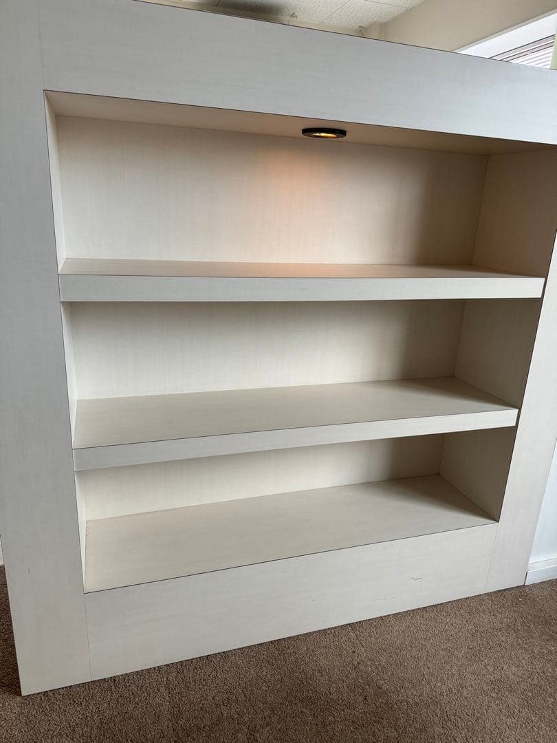 ホワイト木製オープンシェルフ 3段 ライト付エステサロン棚