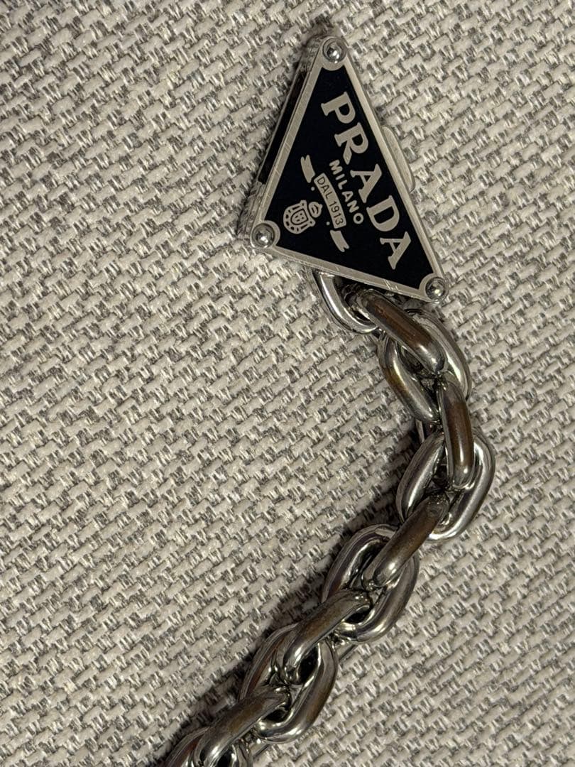 PRADA 三角ロゴプレート ヘアピン