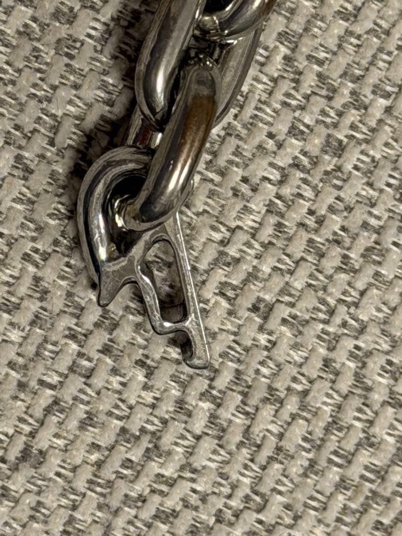 PRADA 三角ロゴプレート ヘアピン