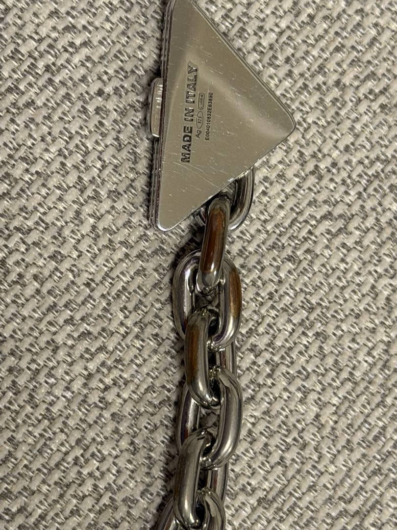 PRADA 三角ロゴプレート ヘアピン