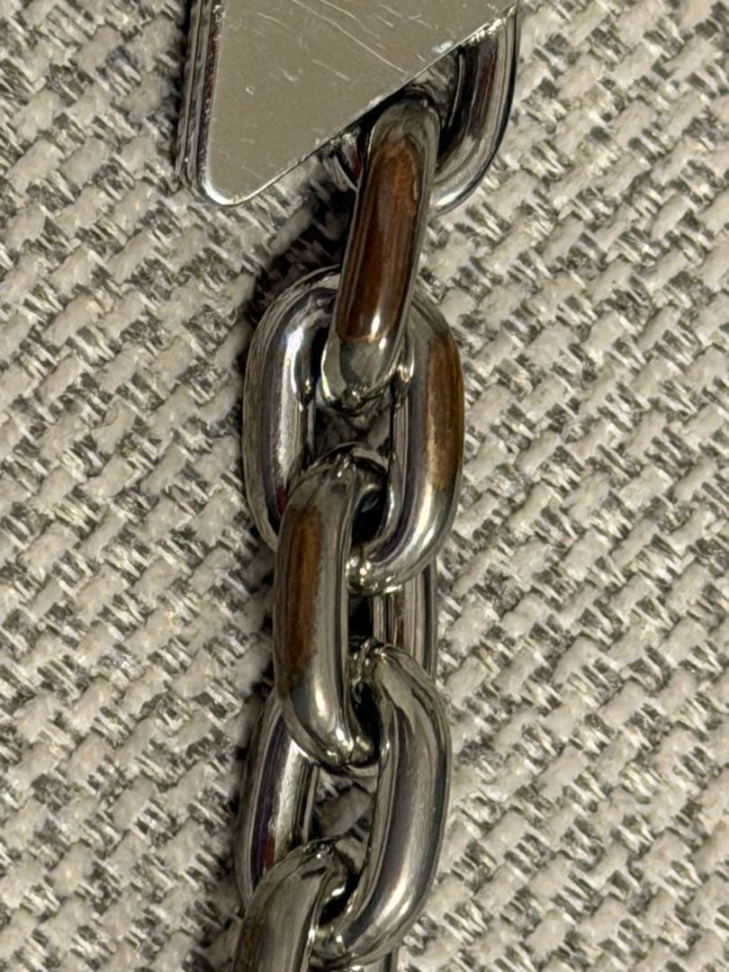 PRADA 三角ロゴプレート ヘアピン